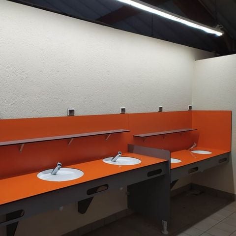 Stellplatz - Komfort: 2 Personen + Fahrzeug + Strom