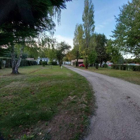 EMPLACEMENT - Forfait emplacement B (voiture + tente ou caravane) + electricité