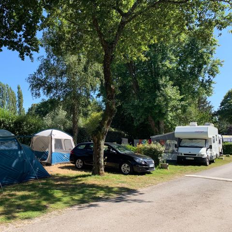 PLOT - Bare pitch: maximum vehicle 6m, double axles forbidden 2pers. with electricity