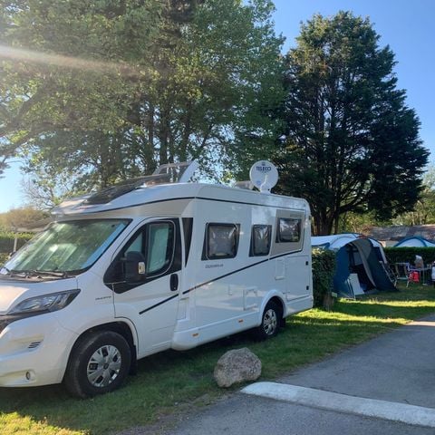 STAANPLAATS - Kale standplaats: maximaal voertuig 6m, dubbele assen verboden 2pers. met elektriciteit