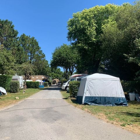 EMPLACEMENT - Emplacement nu : véhicule maximum 6m, double essieux interdit 2pers. avec électricité