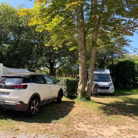 EMPLACEMENT - Emplacement nu : véhicule maximum 6m, double essieux interdit 2pers. avec électricité