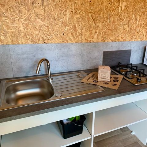 EMPLACEMENT - Emplacement nu - PREMIUM - véhicule maximum 6m, double essieux interdit 2pers. avec électricité