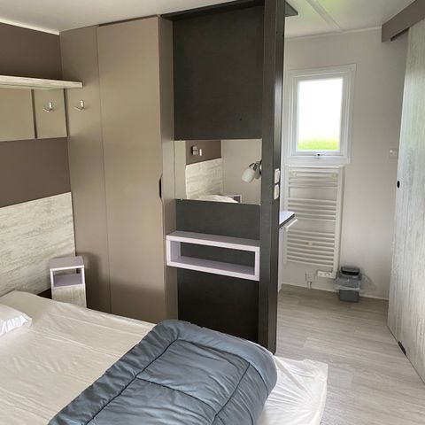 MOBILHEIM 4 Personen - Mobilheim Premium 40 m² (2 Schlafzimmer, 2 Bäder) mit überdachter Terrasse + TV + LV