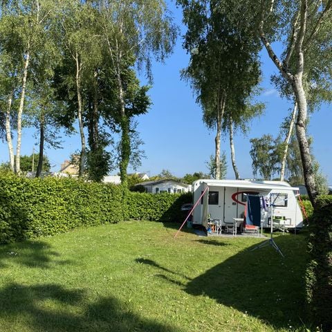 EMPLACEMENT - Forfait Confort  (1 tente, caravane / camping-car ou 1 voiture / électricité 12A )