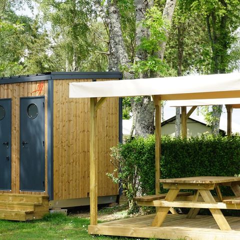 Stellplatz - Pauschale Stellplatz Premium (Waschraum, WC, Kochecke) und überdachte Terrasse