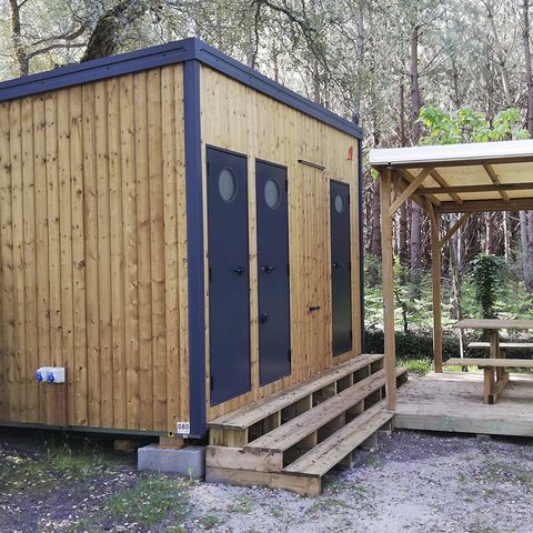 Stellplatz - Pauschale Stellplatz Premium (Waschraum, WC, Kochecke) und überdachte Terrasse