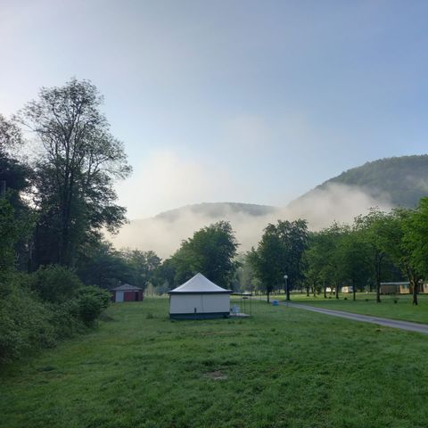 EMPLACEMENT - Emplacement de 200m² en pleine nature