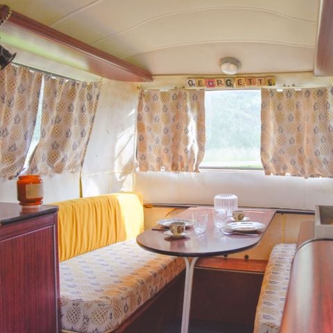 CARAVANE 2 personnes - Petite caravane vintage au milieu du Domaine