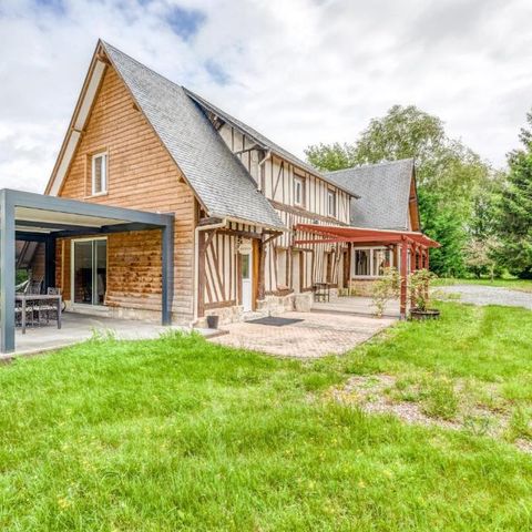 APARTMENT 6 people - The Coat of Arms