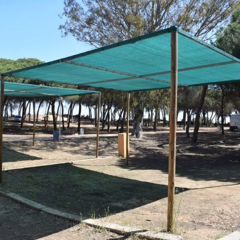 Kampeerplaats - Parcela Estandar voor caravans met kunstmatige slaap