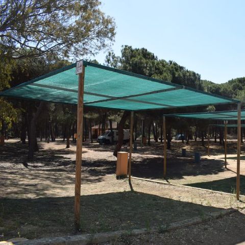 Stellplatz - Parcela Estandar para caravanas con sombra artificial