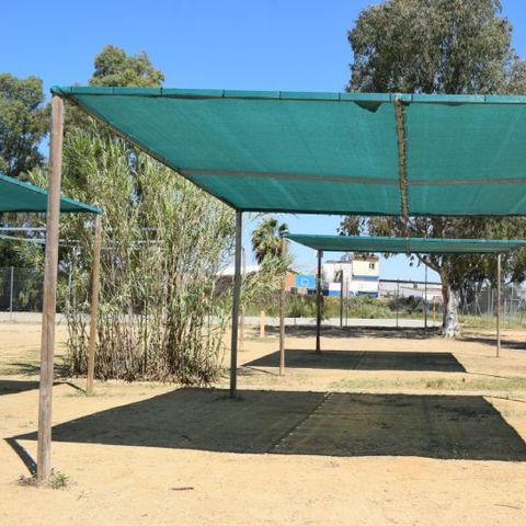 Stellplatz - Parcela plus para autocaravanas con sombra artificial