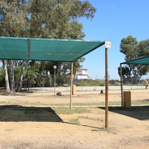 Stellplatz - Parcela plus para autocaravanas con sombra artificial