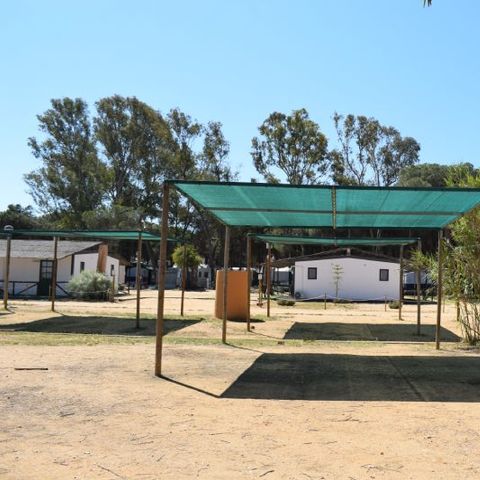 EMPLACEMENT - Parcela plus para autocaravanas con sombra artificial