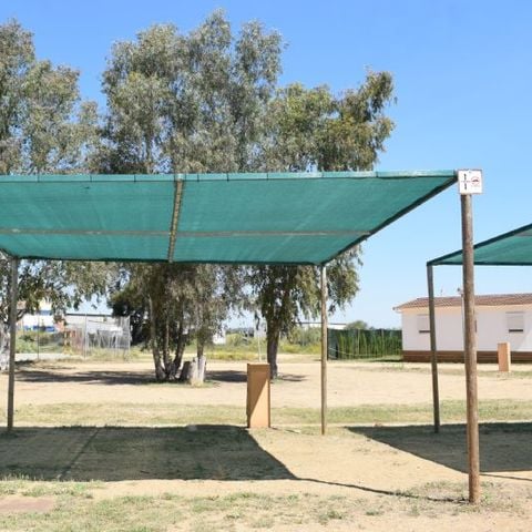 Stellplatz - Parcela plus para autocaravanas con sombra artificial