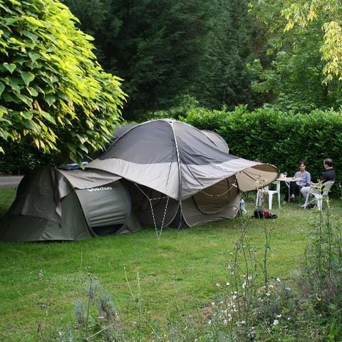 Stellplatz - Forfait Confort 100/120m² (1 Zelt, Wohnwagen oder Wohnmobil / 1 Auto / Strom 6A)