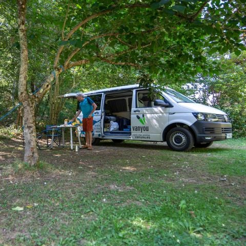 EMPLACEMENT - Forfait Confort 100/120m² (1 tente, caravane ou camping-car / 1 voiture / électricité 6A)