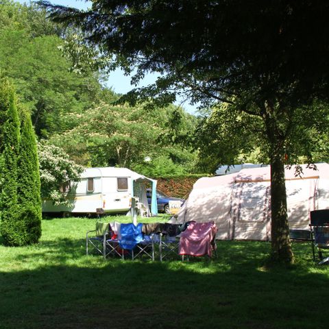 Stellplatz - Forfait Confort 100/120m² (1 Zelt, Wohnwagen oder Wohnmobil / 1 Auto / Strom 6A)