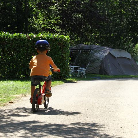 STAANPLAATS - Comfortpakket 100/120m² (1 tent, caravan of camper / 1 auto / elektriciteit 6A)