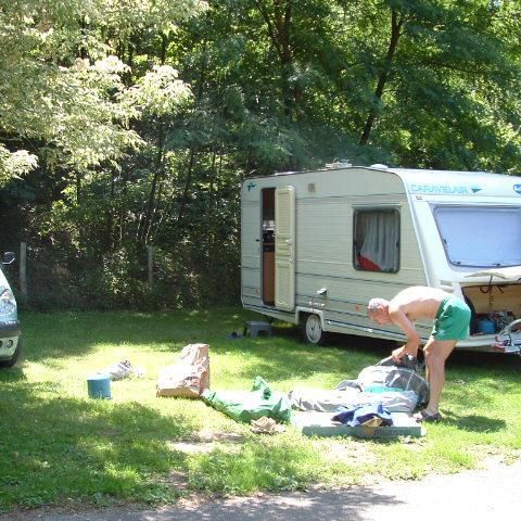 STAANPLAATS - Comfortpakket 100/120m² (1 tent, caravan of camper / 1 auto / elektriciteit 6A)