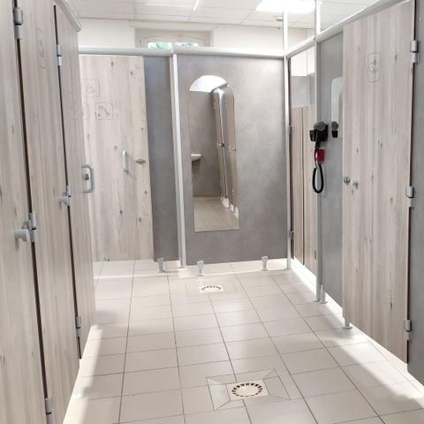 PLOT - Classic in front of the Château (1 tent, caravan or motor home / 1 car / 10A electricity)