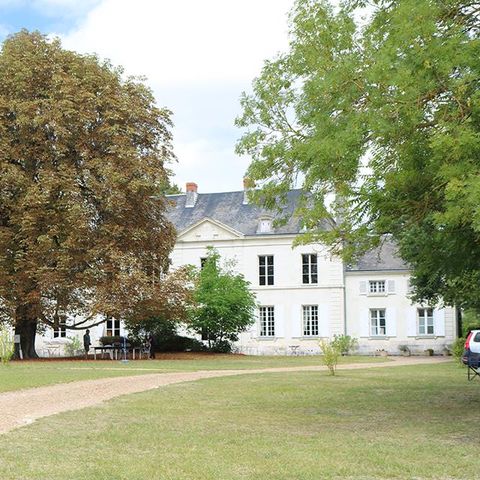 Pitch - Classic in front of the Château (1 tent, caravan or motor home / 1 car / 10A electricity)