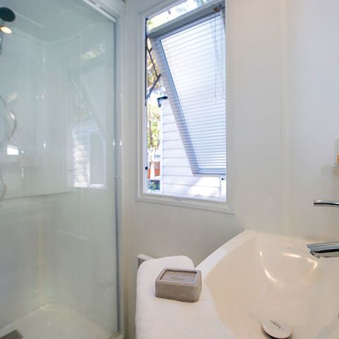 Mobilheim 4 Personen - Premium | 2 Zi. | 4 Pers. | Erhöhte Terrasse | Klimaanlage | TV