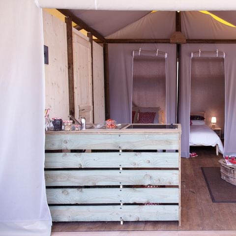 Tente en toile et en bois 4 personnes - Cabane Lodge Standard sur pilotis 34m² - 2 chambres - terrasse couverte de 10m² 4 pers