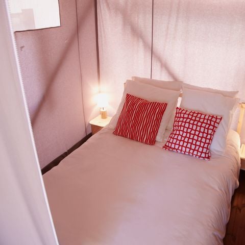 Tente en toile et en bois 4 personnes - Cabane Lodge Standard sur pilotis 34m² - 2 chambres - terrasse couverte de 10m² 4 pers