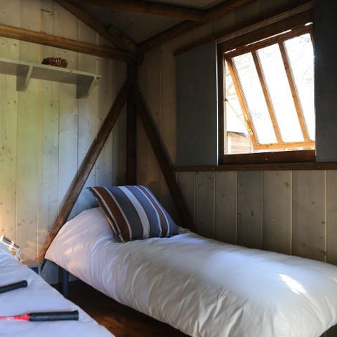 Tente en toile et en bois 4 personnes - Cabane Lodge Bois Standard sur pilotis 38m² - 2 chambres - terrasse couverte de 8m² + TV 4 pers.