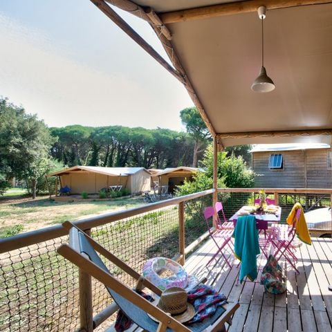 Tente en toile et en bois 4 personnes - Cabane Lodge Bois Standard sur pilotis 38m² - 2 chambres - terrasse couverte de 8m² + TV 4 pers.