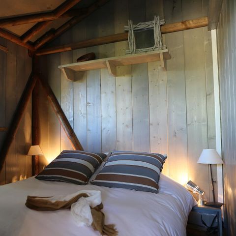 Tente en toile et en bois 4 personnes - Cabane Lodge Bois Standard sur pilotis 38m² - 2 chambres - terrasse couverte de 8m² + TV 4 pers.