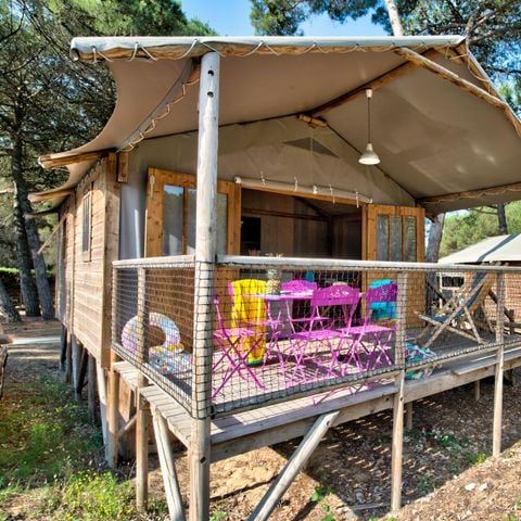 Tente en toile et en bois 4 personnes - Cabane Lodge Bois Standard sur pilotis 38m² - 2 chambres - terrasse couverte de 8m² + TV 4 pers.