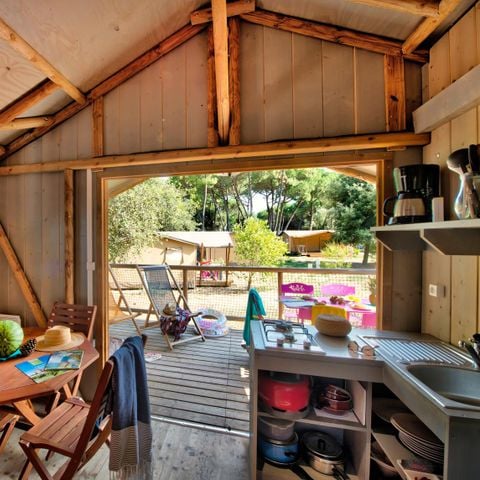 Tente en toile et en bois 4 personnes - Cabane Lodge Bois Standard sur pilotis 38m² - 2 chambres - terrasse couverte de 8m² + TV 4 pers.