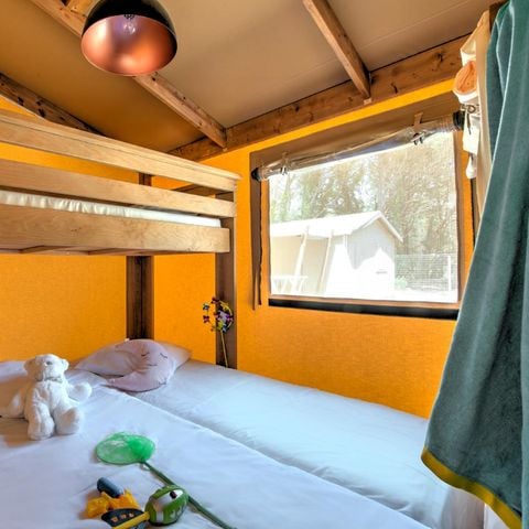 Tente en toile et en bois 5 personnes - Ecolodge Cotton Confort 32 m² - 2 chambres - terrasse couverte de 11m² + TV 5 pers