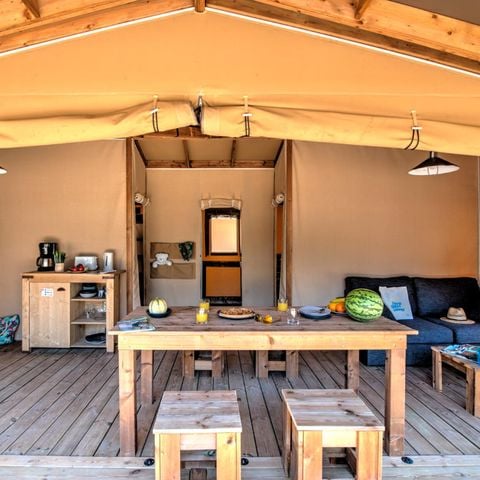 Tente en toile et en bois 5 personnes - Ecolodge Cotton Confort 32 m² - 2 chambres - terrasse couverte de 11m² + TV 5 pers