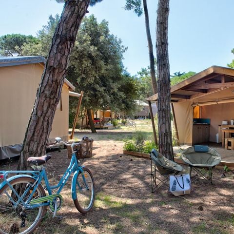 Tente en toile et en bois 5 personnes - Ecolodge Cotton Confort 32 m² - 2 chambres - terrasse couverte de 11m² + TV 5 pers
