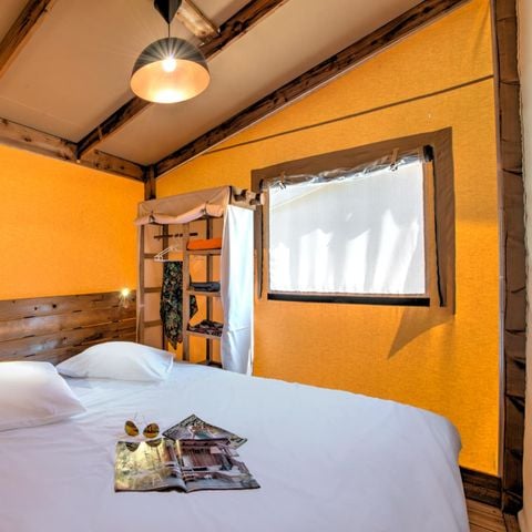 Tente en toile et en bois 5 personnes - Ecolodge Cotton Confort 32 m² - 2 chambres - terrasse couverte de 11m² + TV 5 pers