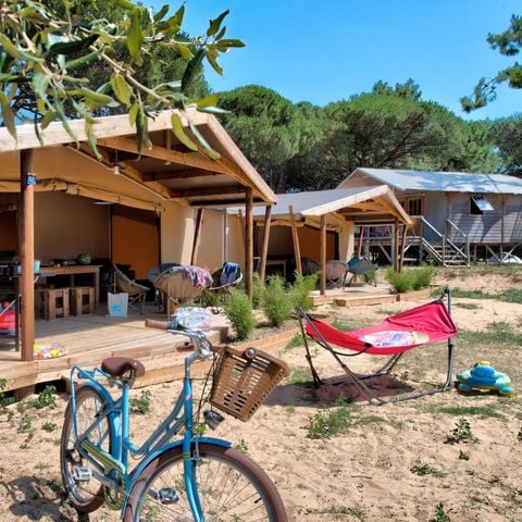 Tente en toile et en bois 5 personnes - Ecolodge Cotton Confort 32 m² - 2 chambres - terrasse couverte de 11m² + TV 5 pers