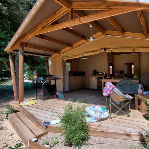 Tente en toile et en bois 6 personnes - Ecolodge Cotton Confort 35m² - 3 chambres - terrasse couverte de 11m² + TV 6 pers