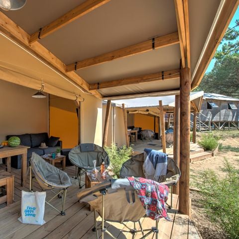 Tente en toile et en bois 6 personnes - Ecolodge Cotton Confort 35m² - 3 chambres - terrasse couverte de 11m² + TV 6 pers