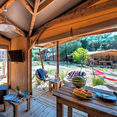 Tente en toile et en bois 6 personnes - Ecolodge Cotton Confort 35m² - 3 chambres - terrasse couverte de 11m² + TV 6 pers