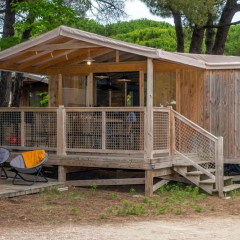 Tente en toile et en bois 4 personnes - Cosyflower Premium 38m² - 2 chambres + TV + draps + serviettes + terrasse semi-couverte 11m² 4/5 pers
