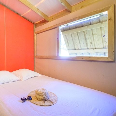 Tente en toile et en bois 4 personnes - Cosyflower Premium 38m² - 2 chambres + TV + draps + serviettes + terrasse semi-couverte 11m² 4/5 pers