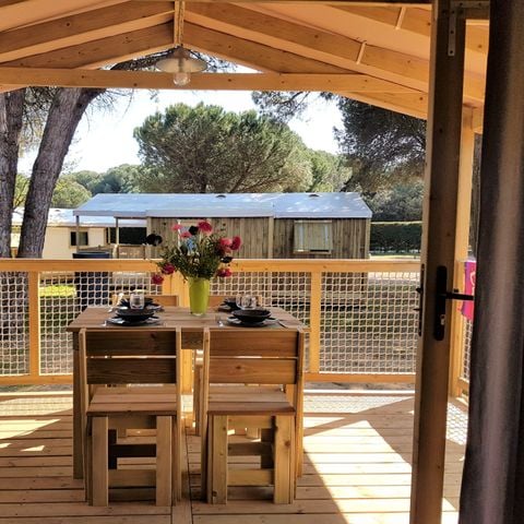 Tente en toile et en bois 4 personnes - Cosyflower Premium 38m² - 2 chambres + TV + draps + serviettes + terrasse semi-couverte 11m² 4/5 pers