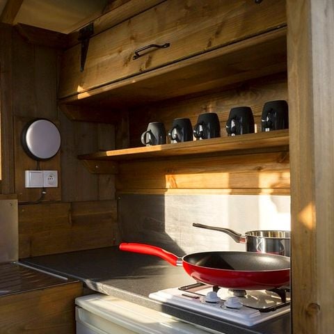 EMPLACEMENT - Forfait Premium : emplacement 10A équipé d'une freecamp Guinguette