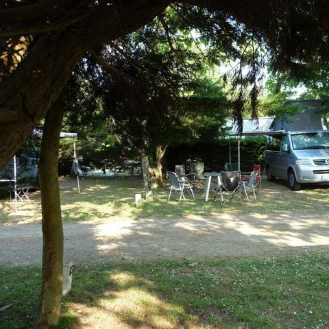 Kampeerplaats - Comfort+ pakket (1 tent, caravan of camper / 1 auto / 10A elektriciteit) 2 pers.
