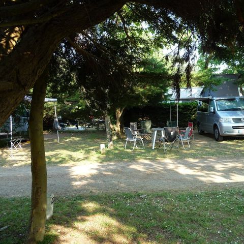 PIAZZOLA - Pacchetto Comfort+ (1 tenda, roulotte o camper / 1 auto / elettricità 10A) 2 pers.