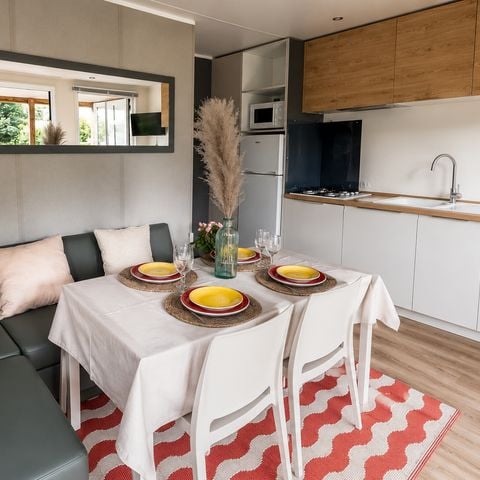 Mobilheim 4 Personen - Wohnbereich – 2 Schlafzimmer + integrierte Terrasse